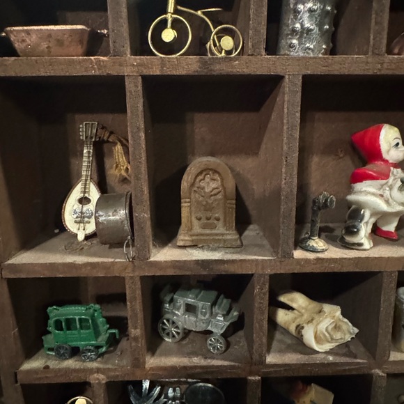 Vintage Printer’s Tray Filled w/ 100+ Miniatures • Advertising • Metal & Japan!! - Picture 10 of 17